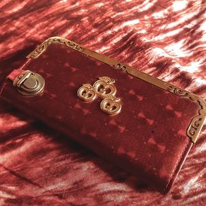 Clutch (purse)